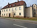 Portal mit Tür an Rückseite (Hofseite) sowie Hauseingangstür an Straßenseite eines Wohnhauses