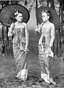 Zwei Birmaninnen höheren Stand of im Tamein. (Фотосуреттер. M. Ferrars.). Jpg