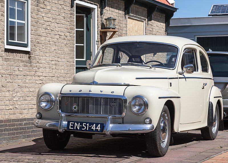 File:"Buckel-" Volvo PV 544 in Noord-Holland.jpg