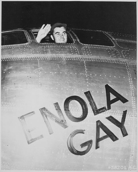 Fichier:"Col. Paul W. Tibbets, Jr., pilot of the ENOLA GAY, the plane that dropped the atomic bomb on Hiroshima, waves from his - NARA - 535736.jpg