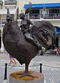 'vrouw op haan, Roberto Fabelo, Plaza Vieja, Havana, de kunstenaar heeft de duiding van het werk nooit bekendgemaakt.