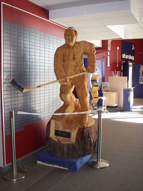 Åke Lassa´s statue in Tegera Arena.