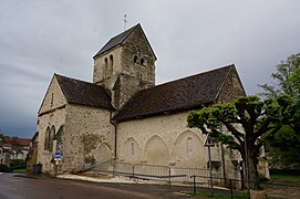 L'église de Saint-Agnan avec les arches sur le bas côté perdu.