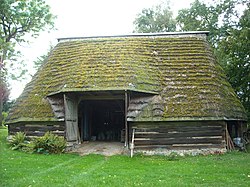 Roubená stodola s doškovou střechou