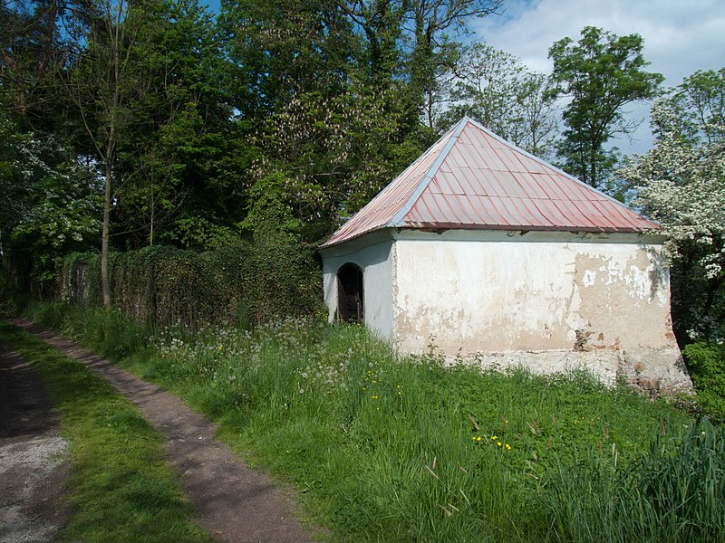 File:Židovský hřbitov Tučapy - vstup a zeď.jpg