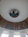Орден «Победа» на потолке помещения в основании монумента в зале Музея истории Украины во Второй мировой войне в Киеве