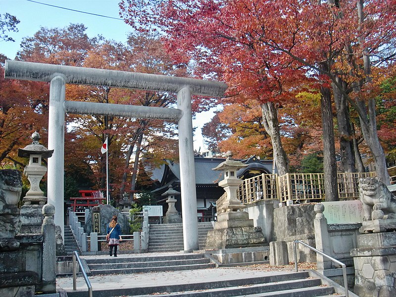 File:安積国造神社の秋 参道付近から.jpg