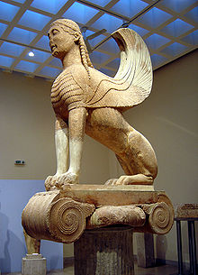 Foto: eine Sphinxstatue in einem Museum