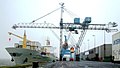 Chiquita Schweiz löscht mit historischer Containerbrücke