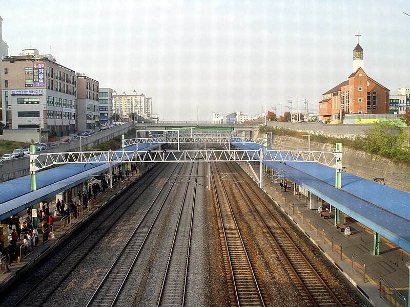 File:2008-11-08 - Dujeong Station Tracks.JPG