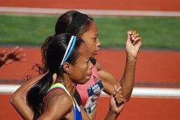 Olympische baanproeven 2008 - Muna Lee voorgrond en Allyson Felix.jpg