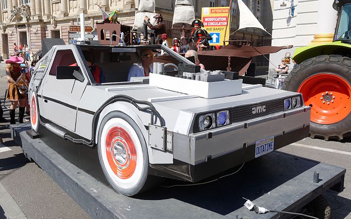 La DeLorean DMC-12 de la trilogie des films Retour vers le futur avec, à son bord, Emmett Lathrop « Doc » Brown.