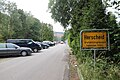 Der Ortseingang Hüinghausen nahe Bahnhof, links Parkplätze