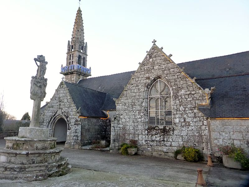 File:230 Leuhan L'église paroissiale Saint-Théleau.JPG