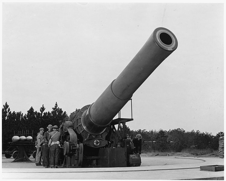 File:A 16 inch howitzer at Fort Story, VA and the men who operate it. - NARA - 196280.jpg