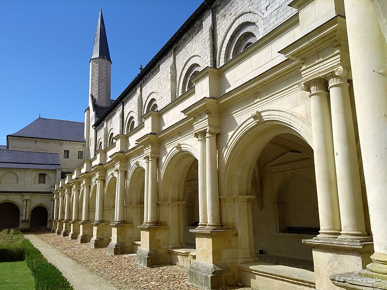 File:Abbaye Royale de Fontevraud, cour intérieure.jpg