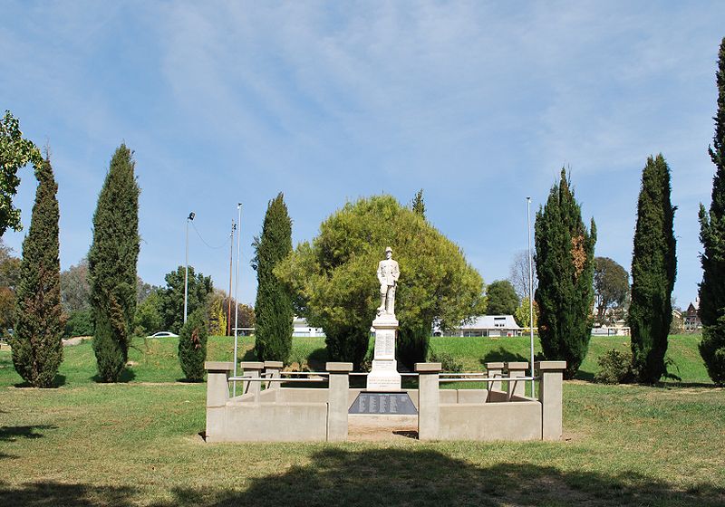 File:AdelongWarMemorial.JPG