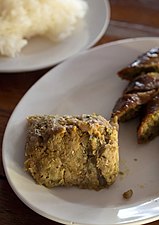 Aep ong-o (de la cervelle de porc et des œufs au curry grillés dans des feuilles de bananier) dans un restaurant de Mae Sariang.