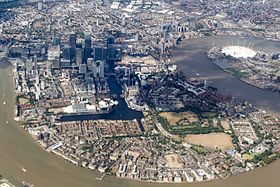 Pogled iz zraka na Temzu i Londonske dokove