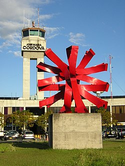 Композиция «El Sol» на переднем плане, на заднем плане — вышка контрольно-диспетчерского пункта аэропорта