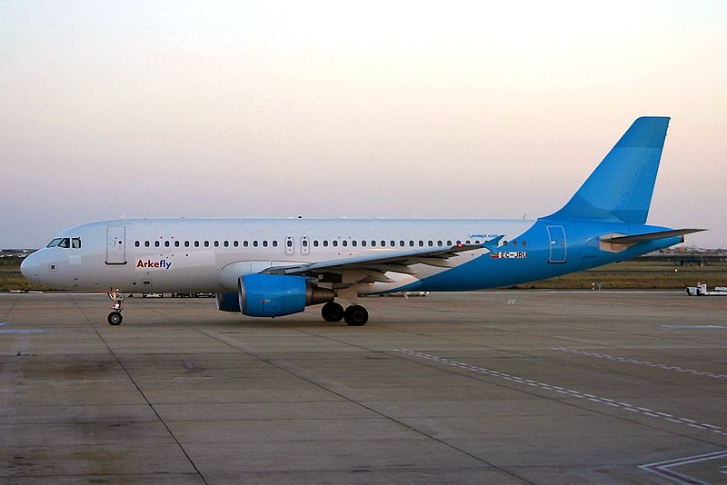 File:Airbus A320-214, ArkeFly JP6017301.jpg