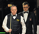 Deutsch: Bild aufgenommen in Berlin während des German Masters im Snooker 2014. Alex Crisan, John Higgins. English: Picture taken in Berlin during the Snooker German Masters in 2014. Alex Crisan, John Higgins.