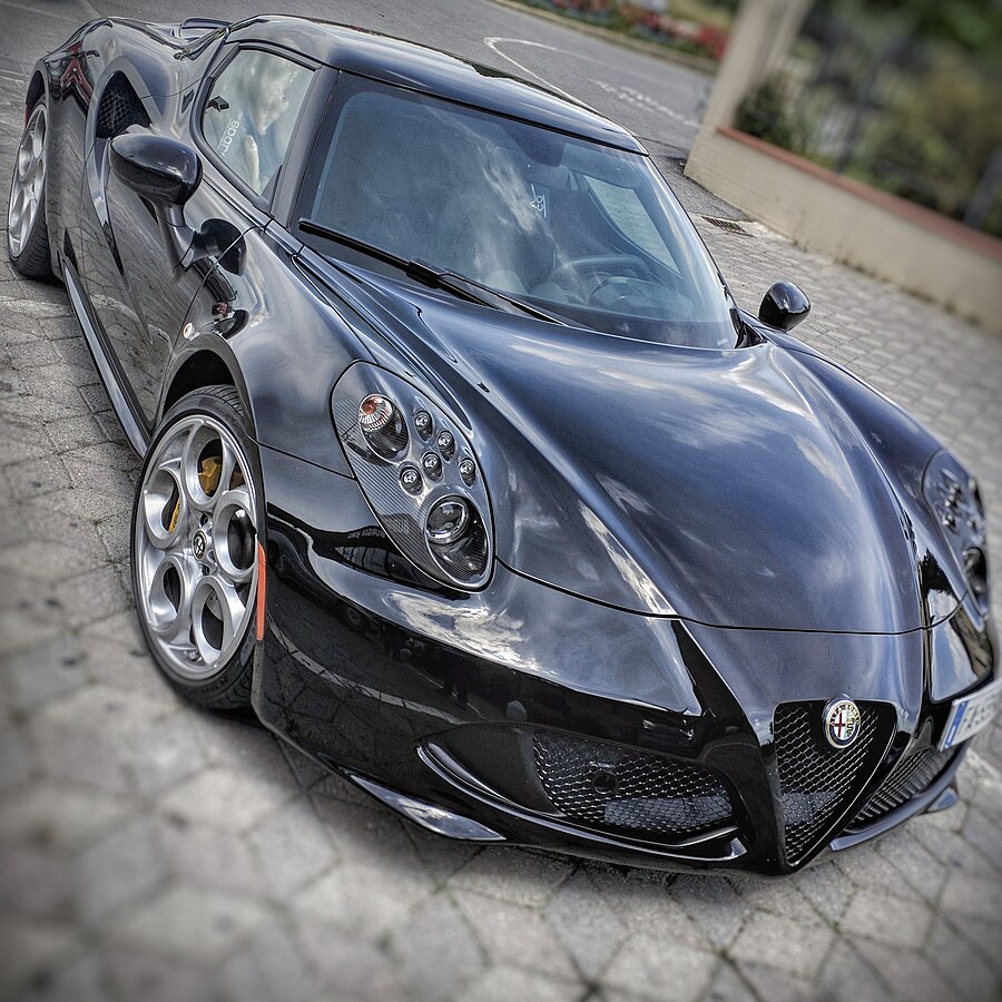 Alfa Romeo 4c вид сбоку