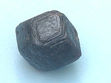 A gránát csoportba tartozó vas-alumínium nezo-szilikát