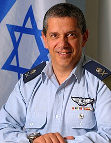Amir Eshel com bandeira de Israel.jpg