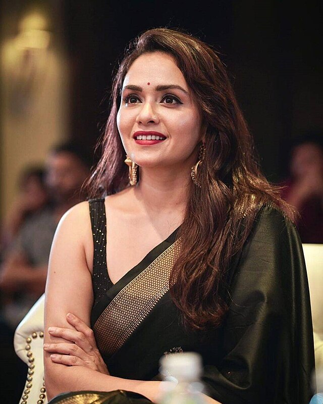 Getting Ready For Party: Watch Out Amruta Khanvilkar's Snazzy Fashionable  Saree Look - BridalTweet Wedding Forum & Vendor Directory