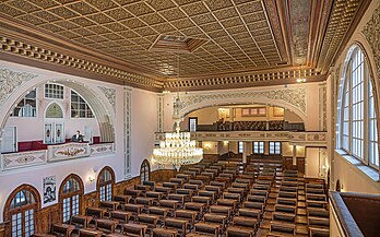 Câmara plenária histórica no Museu da República em Ancara. Originalmente, serviu como salão plenário do 2.º Parlamento da Turquia, que começou com a proclamação da República da Turquia em 29 de outubro de 1923. Foi o edifício do Parlamento turco de 1924 a 1960. Depois de 1960, o prédio serviu como sede do CENTO (Organização do Tratado Central). Após a dissolução do CENTO em 1979, o edifício foi entregue ao Ministério da Cultura, e o ministério redesenhou o edifício como museu. O museu foi inaugurado em 30 de setembro de 1981, no 100.º aniversário de nascimento de Mustafa Kemal Atatürk. (definição 7 853 × 4 908)