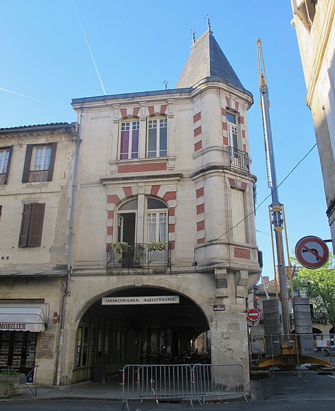 File:Arcades, place Gambetta, Sainte-Foy-la-Grande 1-1.jpg