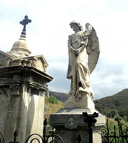 Статуя Архангела в саду церкви Пресвятой Богородицы