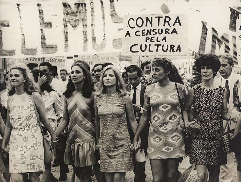 File:Artistas protestam contra a Ditadura Militar - Tônia Carreiro, Eva Wilma, Odete Lara, Norma Bengell e Cacilda Becker - Restoration.jpg