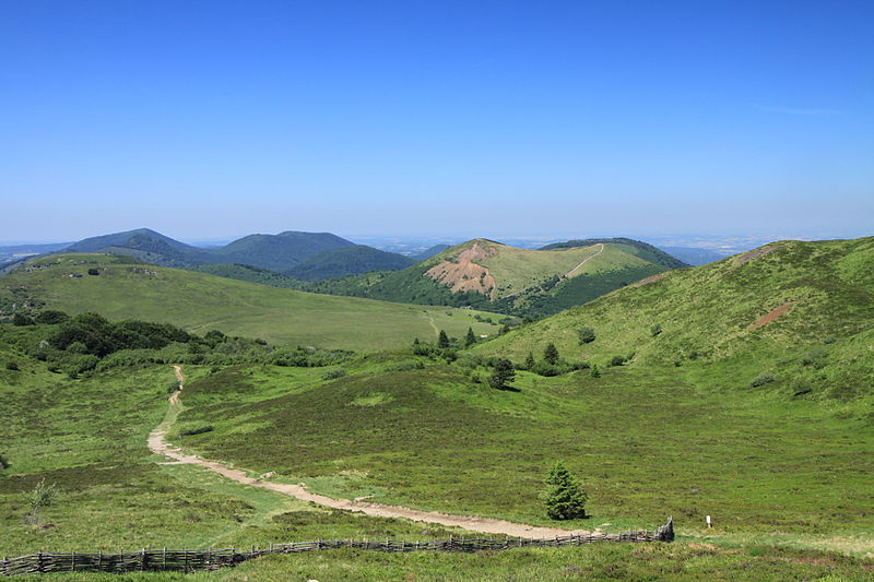 File:Ascension du Puy de Dôme - vue vers le nord - 001.jpg