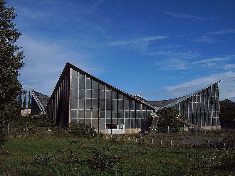 File:Ausstellungszentrum Hyparschale Magdeburg 01.jpg