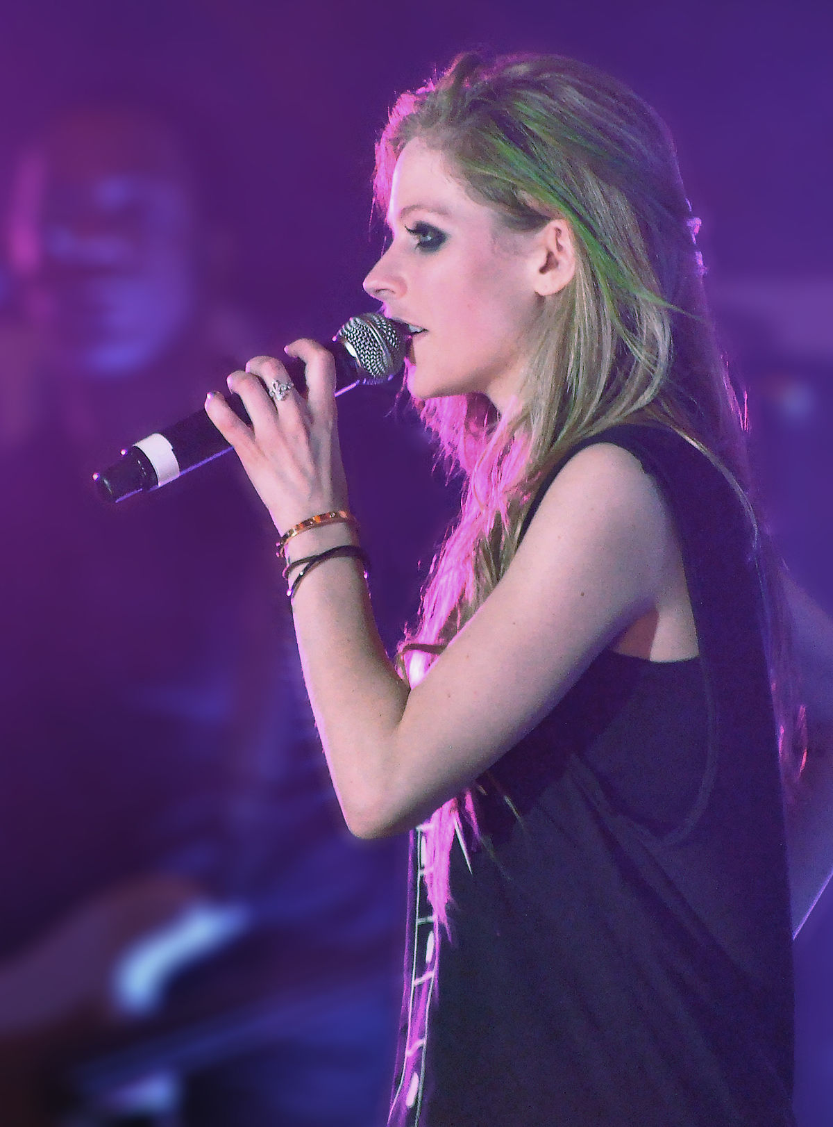 File:Avril Lavigne profile, St. Petersburg (crop).jpg - Wikipedia