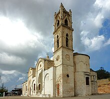 Als 1222 der Bischof von Famagusta nach Rizokarpaso umsiedeln musste, entstand dort die Kathedrale St. Synesios, die byzantinische und abendländische Stilelemente verband.