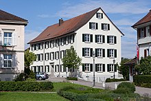 Das ehemalige Schloss dient heute als Schulhaus.