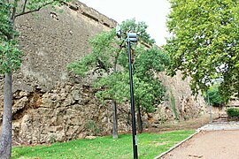 Southern curtain wall very elevated on rock