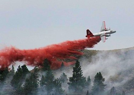 A Neptune Aviation Lockheed P2V drops flame retardant at Pine Mountain, Oregon. (2014)