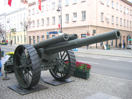 60-фунтовая пушка в Варшаве. Трофей времён Советско-польской войны.