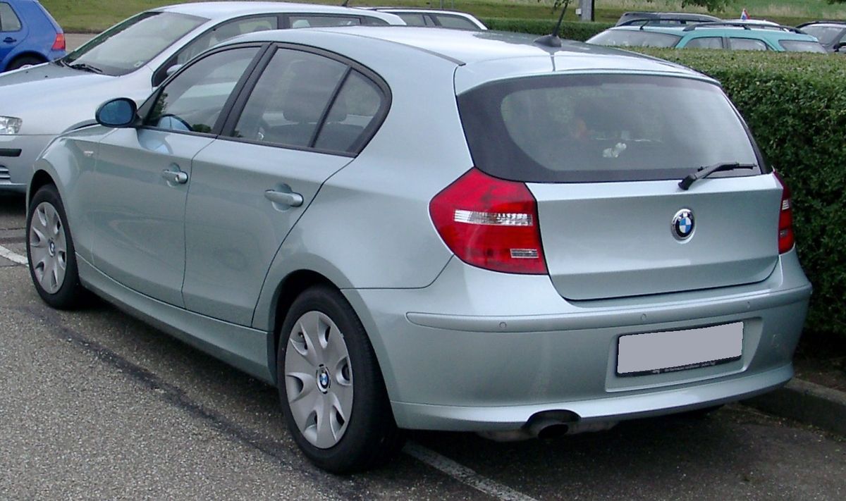 https://upload.wikimedia.org/wikipedia/commons/thumb/2/20/BMW_E87_rear_20080625.jpg/1200px-BMW_E87_rear_20080625.jpg