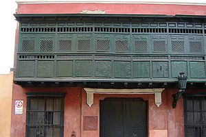 Balcón original del siglo XVI en la calle Conde de Superunda en el centro histórico de Lima.