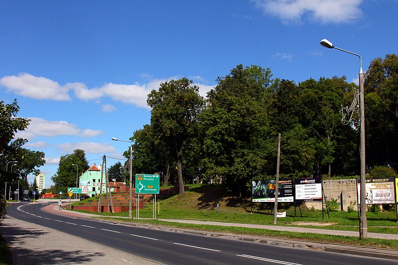 File:Bartoszyce. Ul. Bema, droga nr 51. Widok na wzgórze, na którym jest stary niemiecki cmentarz. - panoramio.jpg