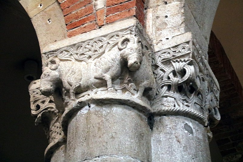 File:Basilica di San Savino (Piacenza), capitello 10.jpg