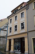 Residential house with shop fitting, in closed development