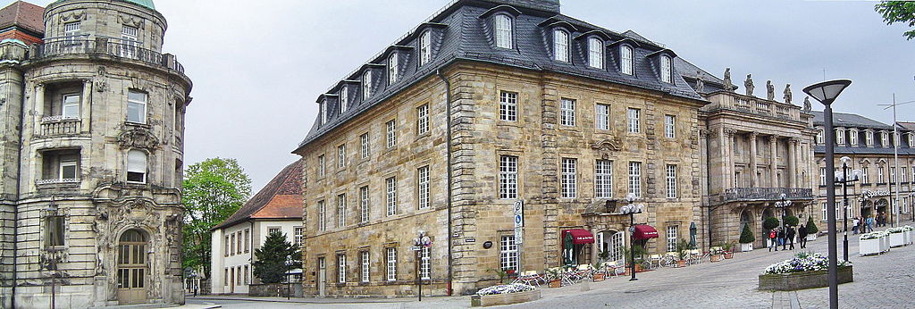 Blick auf Iwalewahaus, Synagoge, Redoutenhaus, Markgräfliches Opernhaus und Opernstraße in Bayreuth