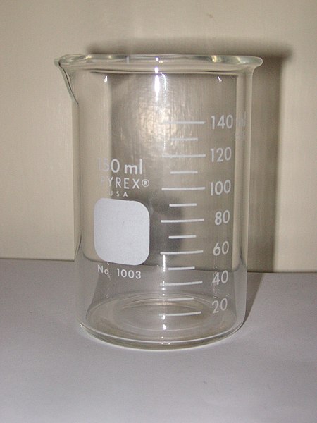 https://upload.wikimedia.org/wikipedia/commons/thumb/2/20/Becher-pyrex-150mL.jpg/450px-Becher-pyrex-150mL.jpg