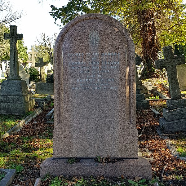 File:Beckenham Cemetery 20181022 134523 (31621414248).jpg